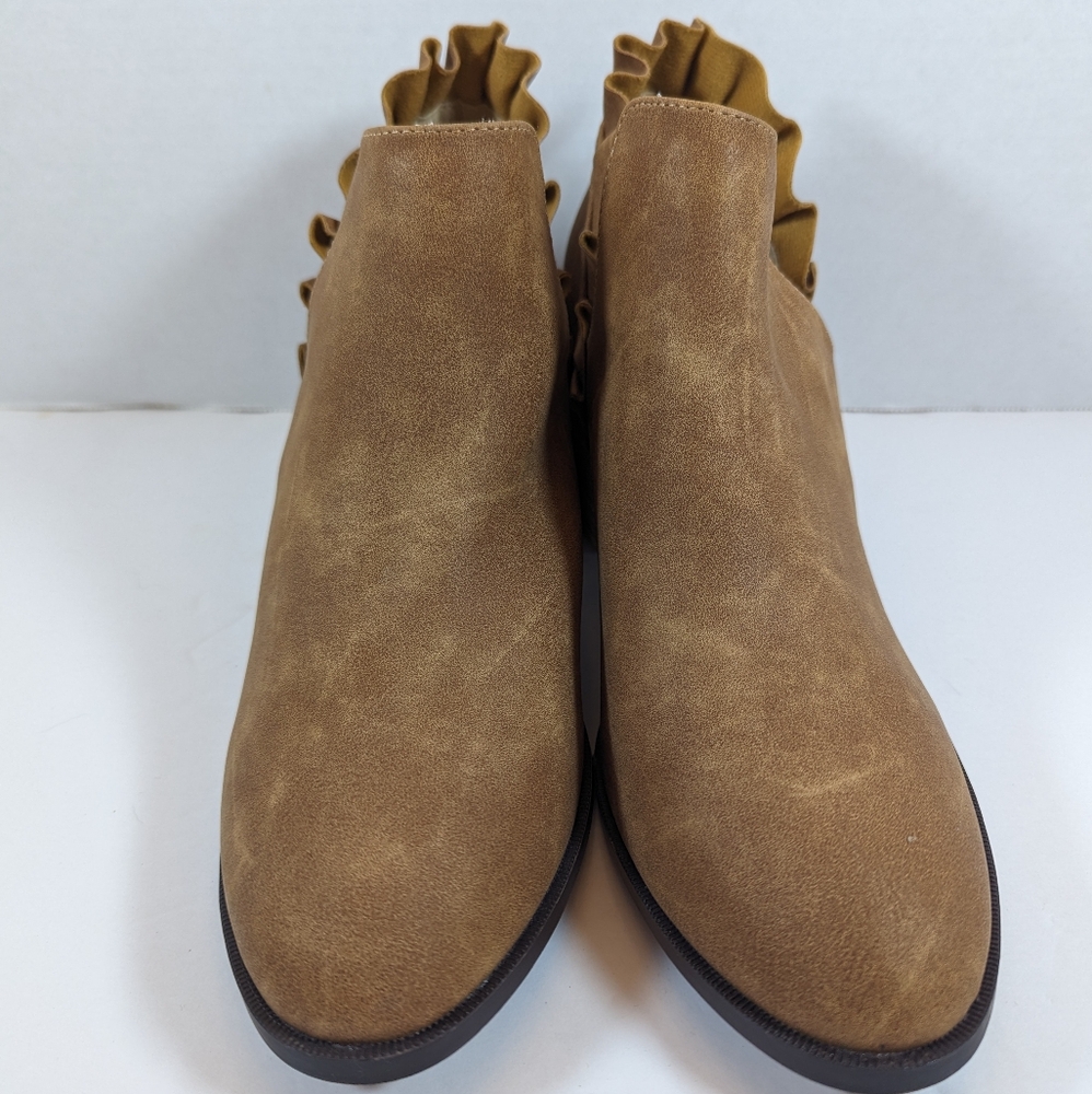 Journee Collection size 10 women's tan Lennie Booties